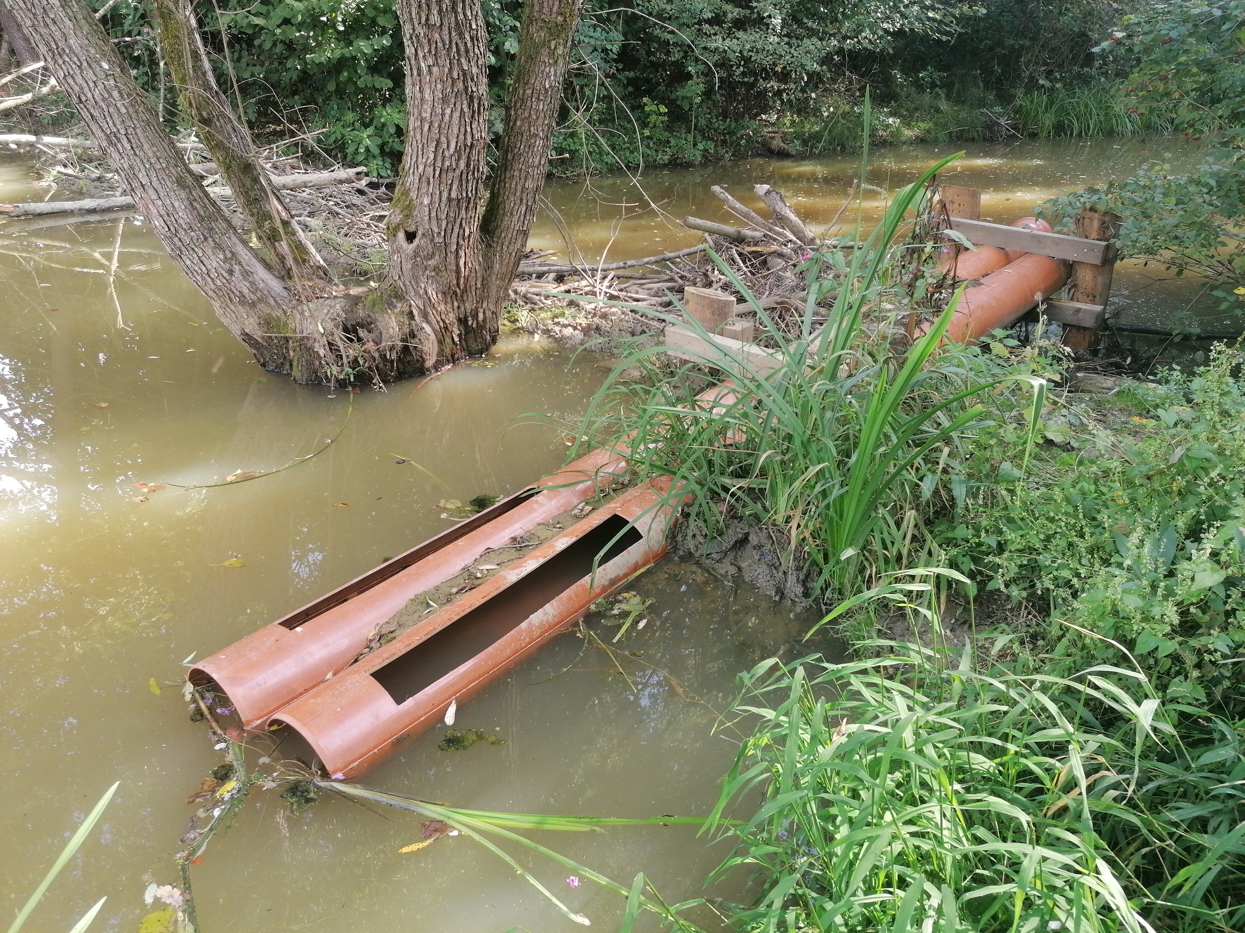 Dammdrainage mit geschlitzten Rohren. © B. Komposch